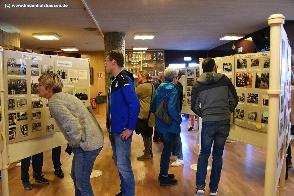 Die Fototafeln, die zum Jubiläum vorbereitet wurden, konnten im Dorfgemeinschaftshaus noch einmal angesehen werden. FOTO: PRIVAT