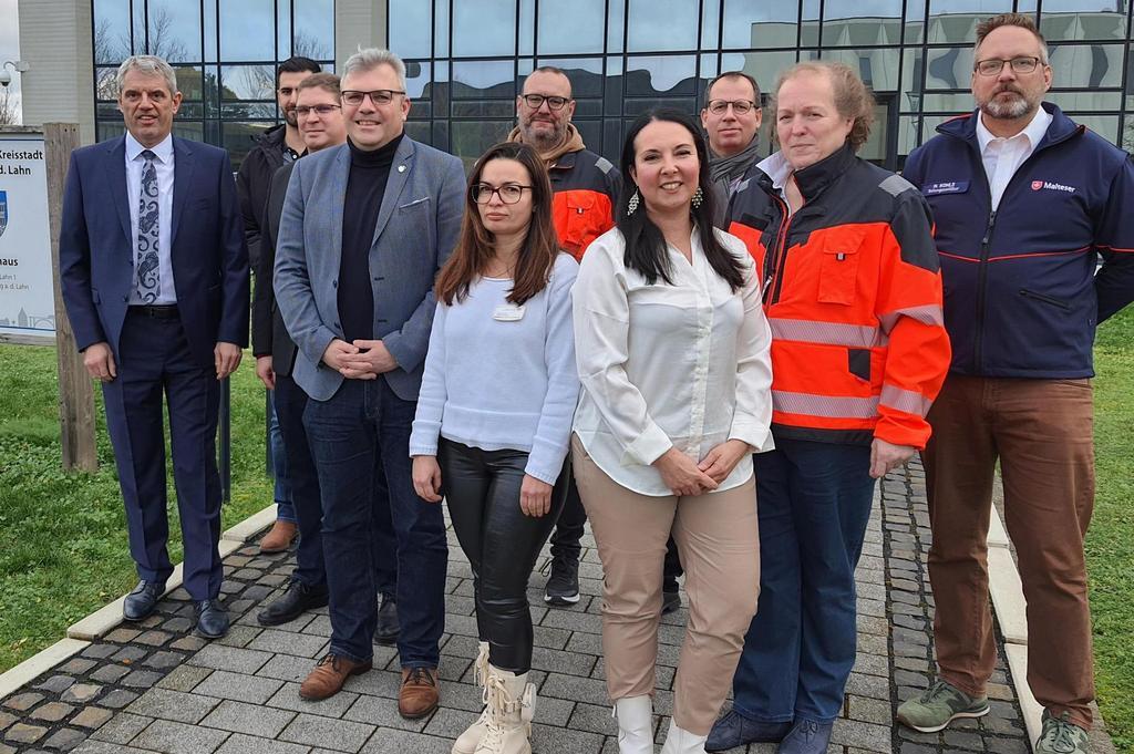  Limburgs Bürgermeister Dr. Marius Hahn bedankte sich bei den Vertreterinnen und Vertretern der Hilfsorganisationen und -verbänden für den Einsatz ihrer Mitarbeitenden während der Corona-Pandemie (v.l.) Guido Wernert (Krankenhaus St. Vincenz), Mustafa Hussein (Hildegard-von-Bingen-Pflegeheim), Max Prümm (Caritas Bezirksverband Limburg), Dr. Marius Hahn, Vusleta Nitz (Hildegard-von-Bingen-Pflegeheim), Carsten Fruhner (DRK Limburg), Jasmin Joneydi (Alten- und Pflegeheim Dorea), Michael Leihfeld (Theodor-Fliedner-Haus und Wichernstift), Petra Kaiser-Schenk (DRK Limburg) und Mike Kohls (Malteser Hilfsdienst). 