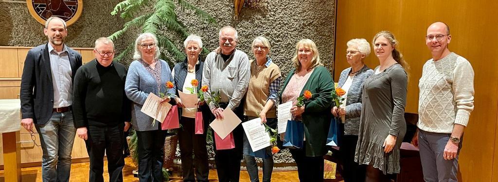 Präses Pfarrer Majewski (2. von links) zeichnet Petra Hilfrich, Elisabeth Löw, Stefan Friedrich, Michaela Hilfrich, Petra Weigand und Helga Fachinger für deren langjährige Treue zum Kirchenchor aus. Aus dem Leitungsteam gratulieren stellvertretend für den Chor Marcus Schmaus (1. von links), Karina Schneider (2. von rechts) und Chorleiter Johannes Püschel. 