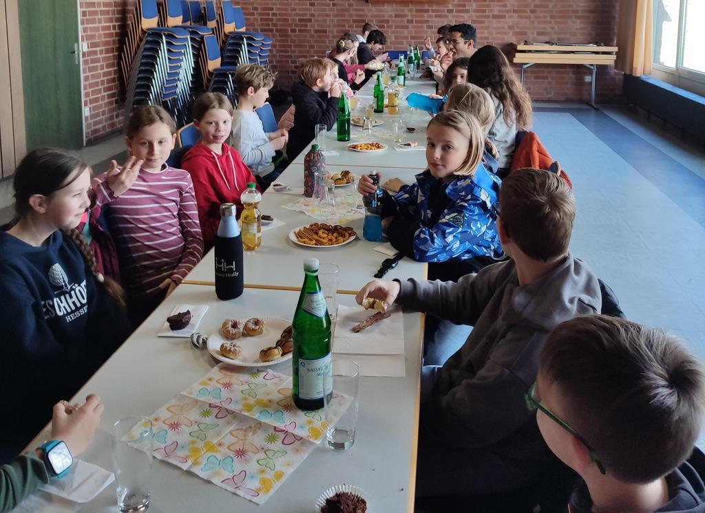 Emmaus-Gang der Messdiener und Kommunionkinder