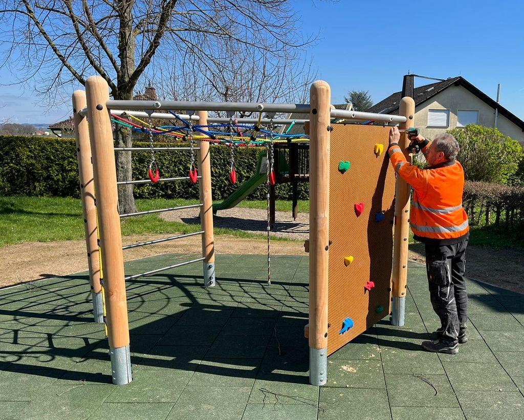 Auf dem Spielplatz in der Lindenstraße in Lindenholzhausen befindet sich ein neues Spielgerät, das vielfältige Klettermöglichkeiten bietet. 