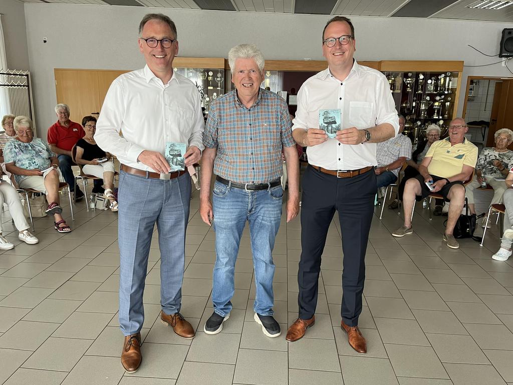 Landrat Köberle spendet Liederbücher
