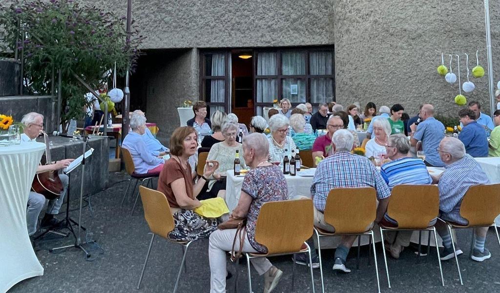  Aktive und passive Mitglieder feiern zusammen bei schöner sommerlicher Atmosphäre und Flammkuchen 