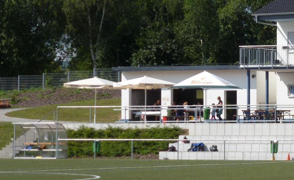 Große Sonnenschirme vermisst