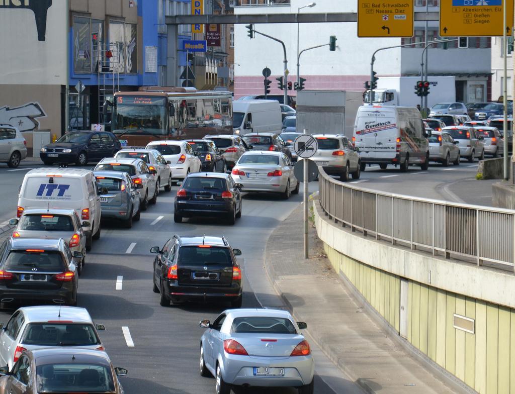  Vor der Schiedekreuzung gibt es regelmäßig Rückstaus. Auf der Hauptachse soll der Verkehr durch die Stadt mit Hilfe eines neuen Verkehrsleitsystems beschleunigt werden. 