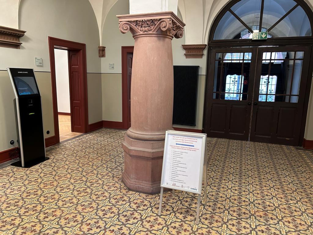  Noch sind die Büros verwaist. Die neuen Büromöbel warten auf ihre Nutzer. Im Rathaus ist neben einem ebenerdigen Bereich im Warteraum auch eine behindertengerechte Toilette installiert worden. 