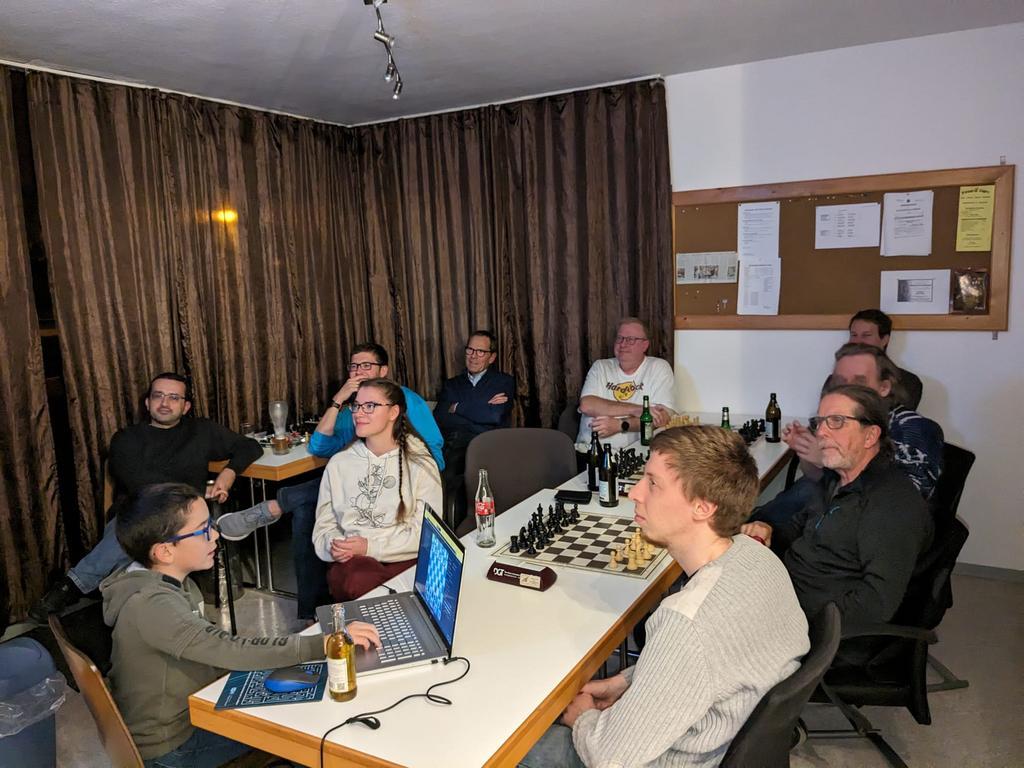  Christian Glöckler (vorne links) bei der Analyse 