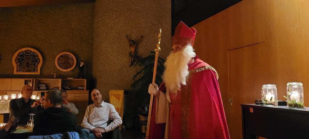Nach der Probe für den 1. Weihnachtsfeiertag, besuchte der Heilige Nikolaus die Sängerinnen und Sänger