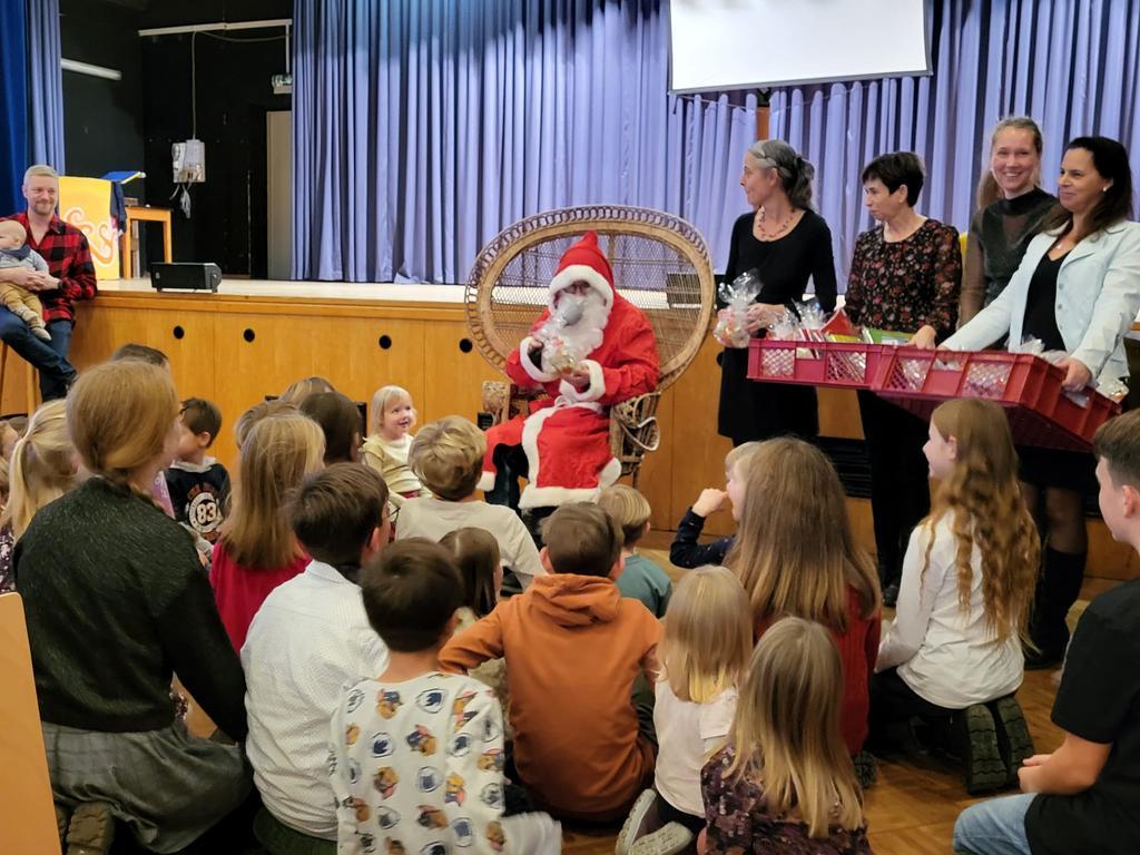  Der Weihnachtsmann beschenkte alle Kinder bei der Harmonie Weihnachtsfeier 