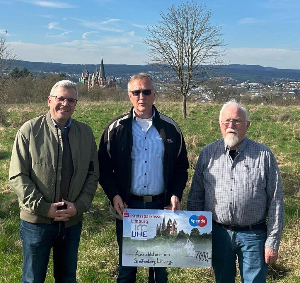 Eine Spende für einen Turm auf dem Greifenberg übergab Wolfram Uhe (Bildmitte) an Bürgermeister Dr. Marius Hahn (links) und den Vorsitzenden des Verkehrs- und Verschönerungsvereins, Paul-Josef Hagen. 