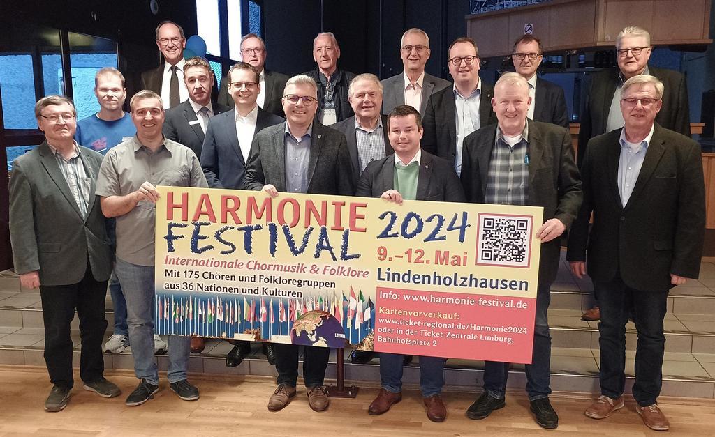  Freunde, Förderer und Macher des „Harmonie“-Festivals freuen sich auf singende und tanzende Gäste aus der ganzen Welt, die sich wieder in Lindenholzhausen einfinden. 