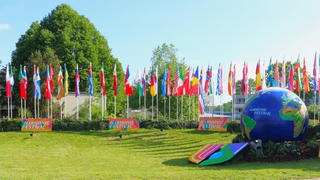  Ein international bekanntes "Wahrzeichen" und Fotomotiv ist der Fahnenhügel des HARMONIE FESTIVALS 