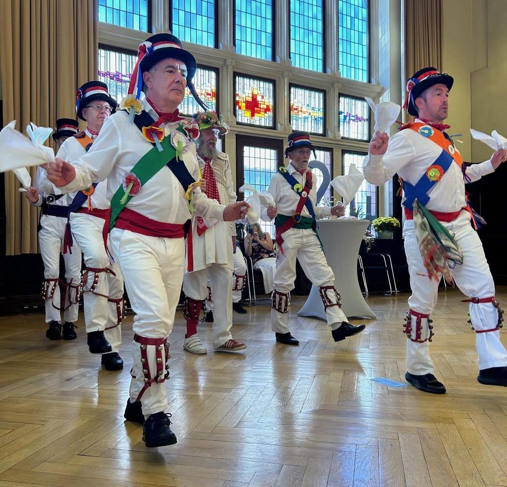  Die Kostüme bestehen aus weißen Hemden und Hosen. Die Baldriken und Rosetten wählen die Männer selbst aus, was darauf zurückgeführt wird, dass die Männer früher auf Tour gingen und Tänzer der umliegenden Dörfer mitnahmen. 