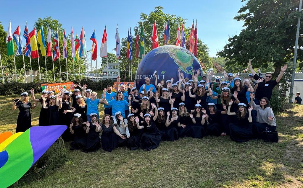 Die Ortsverbandsmitglieder gemeinsam mit den Schwedinnen des Stockholm Musikgymnasiums am Fahnenhügel des HARMONIE FESTIVALS 
