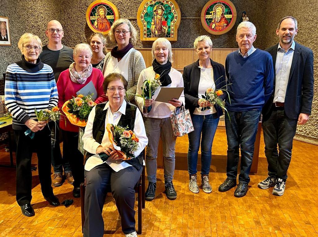  Von links, stehend: Christine Forstbach, Chorleiter Johannes Püschel, Irmgard Schaub, Karina Schneider (Leitungsteam), Marion Gabb, Susanne Maxeiner-Dick, Ute Schmitt, Franz Schmitt, Marcus Schmaus (Leitungsteam). Vorne sitzend: Inge Neunzerling 