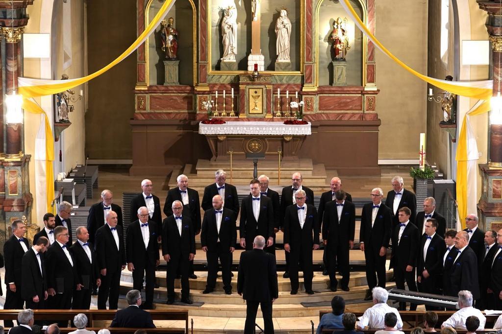  Der Männerchor Cäcilia beim Auftritt in der Pfarrkirche St. Kornelius und Cyprian 