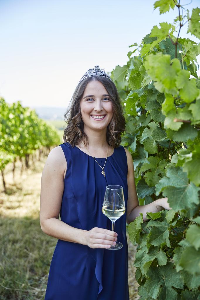  Die Rheingauer Weinprinzessin Silvana Fetzer wird zusammen mit Bürgermeister Dr. Marius Hahn die 35. Rheingauer Weintage in Limburg eröffnen. Fotohinweis: Nadja Kuschel 