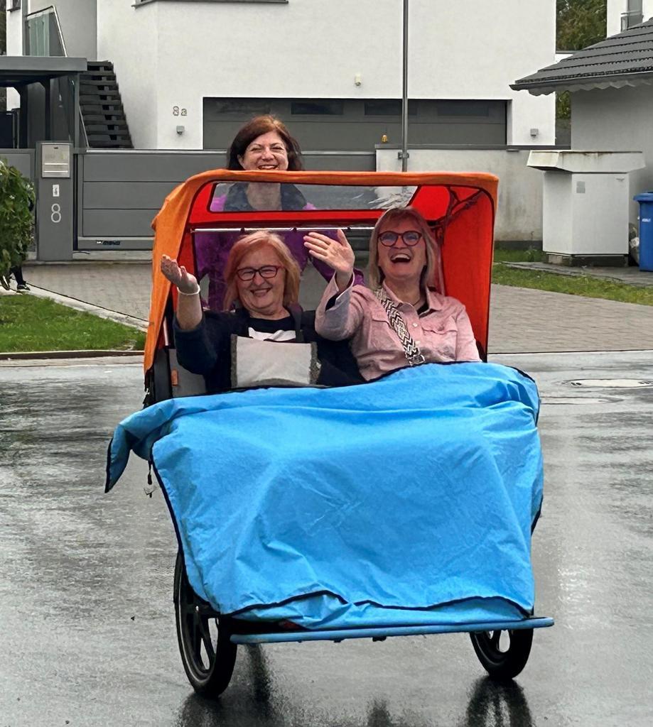  Bei der ersten Testfahrt hatten alle Beteiligten trotz des schlechten Wetters viel Spaß und konnten das Fahrverhalten testen. So auch Melanie Frey mit Barbara Schubert und Irmgard Wichtrup. 