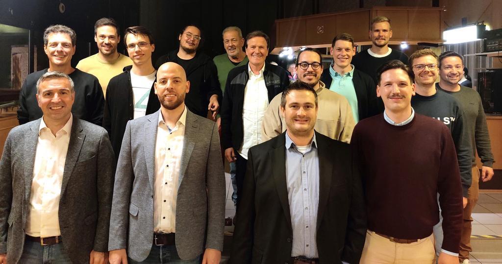  Der neue Vorstand der HARMONIE Lindenholzhausen: Vorne von links nach rechts: Marco Löw, Nik Giehl, Francesco Röhrig, Jonas Fachinger; dahinter von links nach rechts: David Jung, Dennis Gabb, Lars Dernbach, Alexander Young, Kurt Weyrauch, Manfred Jung, Marius Dietrich; Julian Datum, Robin Jung, Fabio Jung und Tobias Löw 