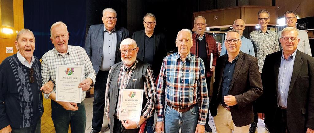  Verdiente Mitglieder wurden geehrt: Von links nach rechts: Lothar Weimer, Josef Ben Jung, Vorsitzender Manfred Neunzerling, Dieter Gabb, Michael Schmitt, Winfried Breser, Hans Dernbach, Stephan Breser, Dieter Waller, Uwe Waller, Sängerkreisvorsitzender Gerhard Voss und Andreas Budowsky 