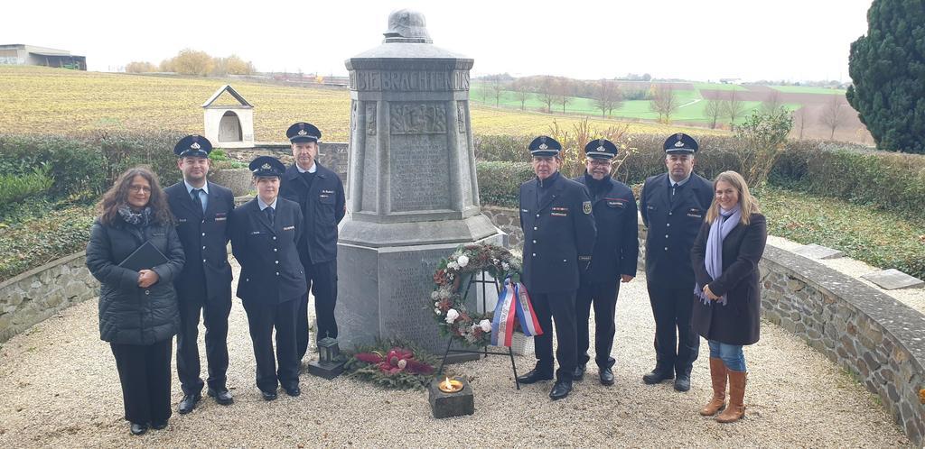 Kranzniederlegung auf dem Friedhof Lindenholzhausen