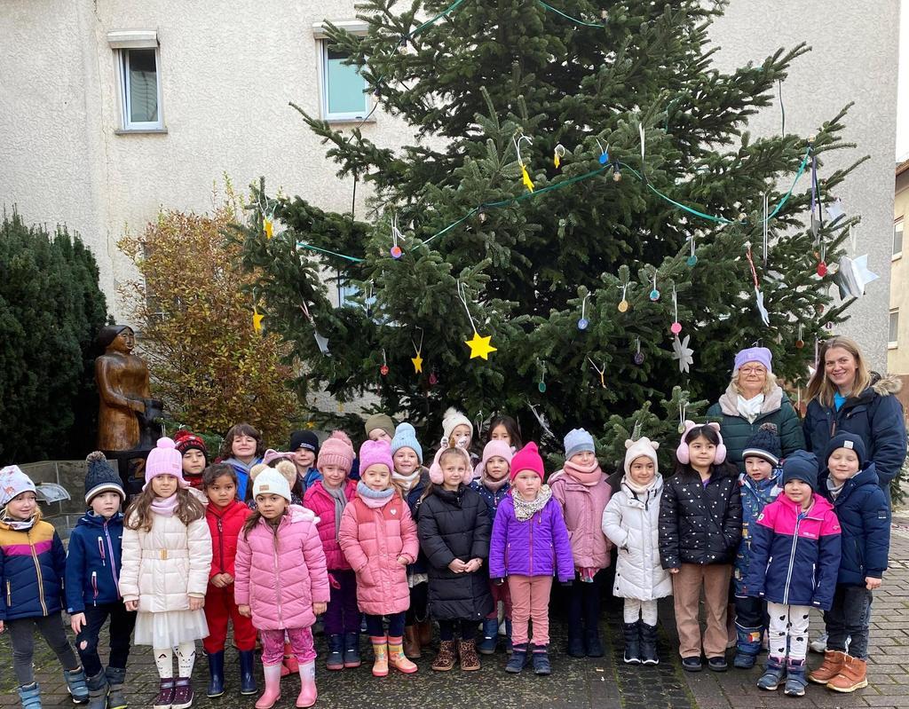 Weihnachtsbaum am Brunnenplatz, mit selbstgebasteltem Weihnachtsschmuck