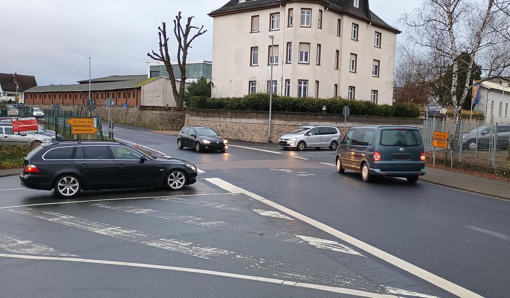  Die Kreuzung in Eschhofen sollte mit einer Ampel ausgestattet werden. Davon will die Stadt Limburg jedoch zunächst einmal Abstand nehmen, denn durch eine mögliche Gewerbeansiedlung im benachbarten Ennerich wird deutlich mehr Verkehr erwartet, der dann über die Kreuzung fließen soll und zahlreise Linksabbieger in die Dietkircher Straße mit sich bringt. 