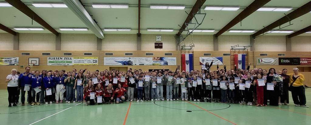  Für ihren Erfolg 2024 wurden insgesamt 302 Einzel-und Teamsportlerinnen und Sportler ausgezeichnet. 