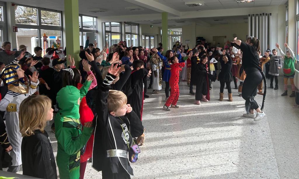 Bunte Kostüme und fröhliche Stimmung bei der Fastnachtsfeier an der Lindenschule