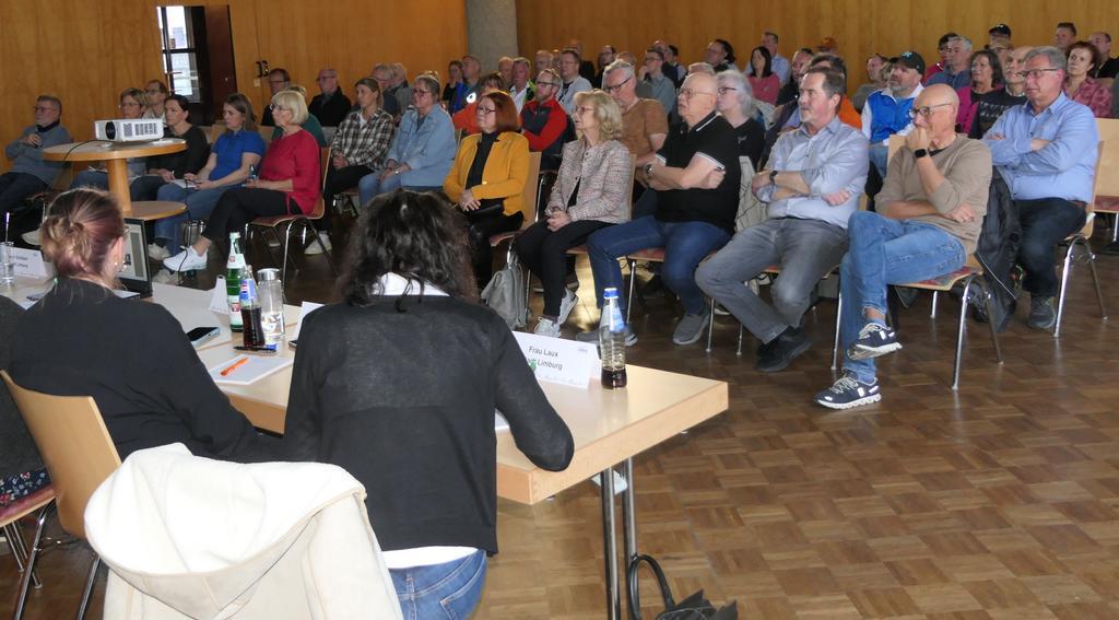  Rund 80 Interessierte hatten sich im Bürgerhaus eingefunden, um sich die Vorzugsvariante für die B8-Umgehung und die damit verbundenen Vorplanungen erläutern zu lassen. 
