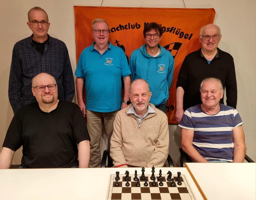  Die Meistermannschaft: Klaus Meisner, Udo Breuer, Werner Stuhlmann, Aloys Müller (hinten), Oliver Hallmann, Hans-Bert Jung, Klaus-Jürgen Sturm (vorne), es fehlen: Michael Rompel, Bernhard Scherber, Rudi Schäferbarthold, Julia Wagner und Ingo Stockmann 