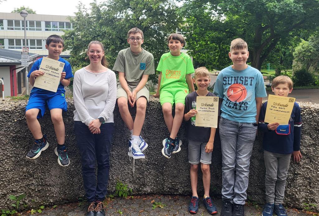  Die Teilnehmer aus Lindenholzhausen (von links nach rechts): Abdalaltif Alfaham, Julia Rompel (Jugendleiterin), Til Fachinger, Mokhtar Alfaham, Marlon Druck, Jonas Druck, Felix Werb. Es fehlt: Fabian Glöckler. 