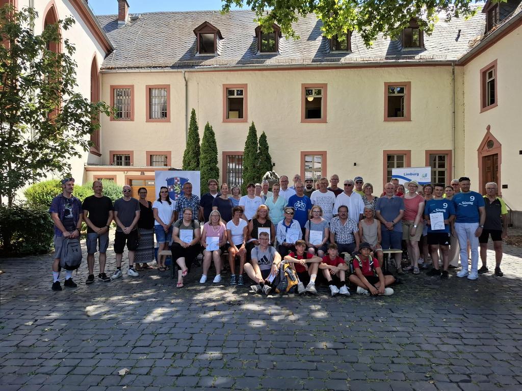 Die Siegerteams und Einzelfahrenden des STADTRADELN 2025 in Limburg wurden im Serenadenhof für ihre herausragenden Leistungen geehrt. Die Auszeichnungen überreichten Landrat Michael Köberle und der 1. Stadtrat Michael Stanke persönlich. 