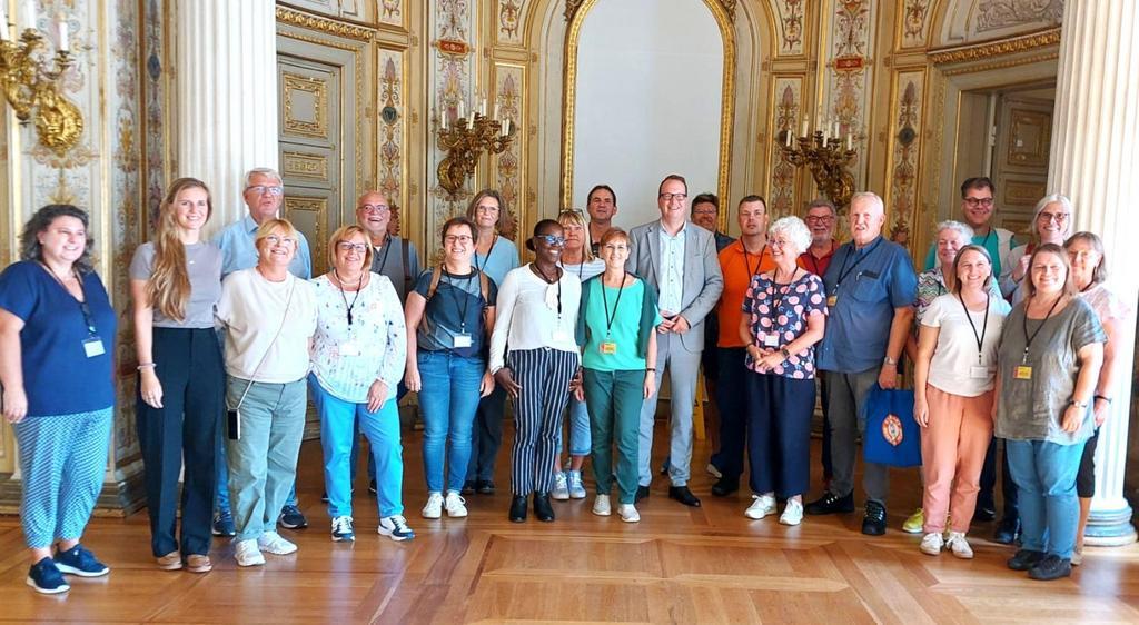  Das Ensemble Vocale Lindenholzhausen mit dem Landtagsabgeordneten Christian Wendel im historischen Stadtschloss in Wiesbaden 