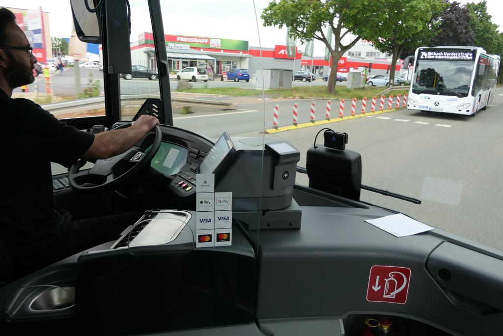  Arif Temel gehört nicht erst seit dem 1. Juli zum Team der Busfahrer der Stadtlinie. Für ihn und seine Kolleginnen und Kollegen bedeutet die Erweiterung der Stadtlinie auch eine Umgewöhnung an neue Haltestellen und Linienführungen. 