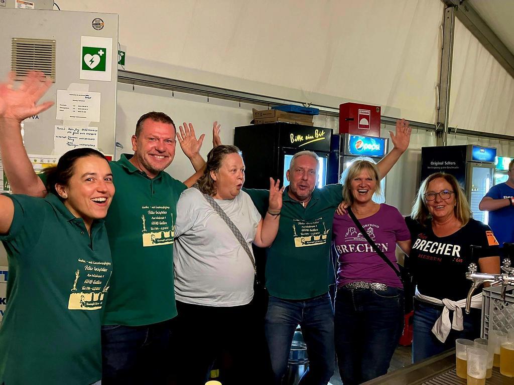 oberHOLLESSER-Crew aus Oberbrechen, die beim Frühschoppen an Kirmesmontag in Hollesse unterstützt hat