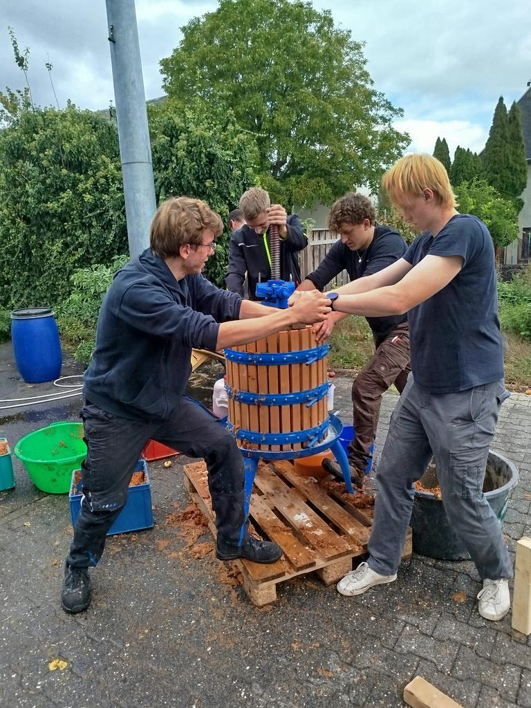 Kirmesburschen entsaften