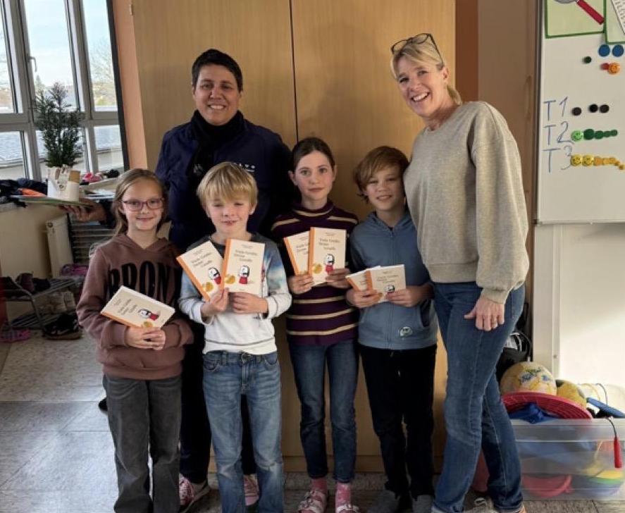  Frau Burggraf bei der Übergabe an das Klassensprecherteam der Klasse 3a und die Schulleiterin Frau Schmitt 
