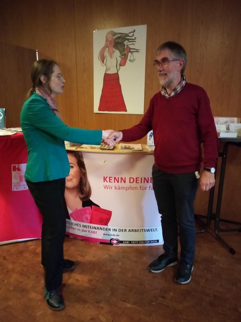  Bundesvorsitzende Sarah Prenger gratuliert dem wieder gewählten Thomas Diekmann. 