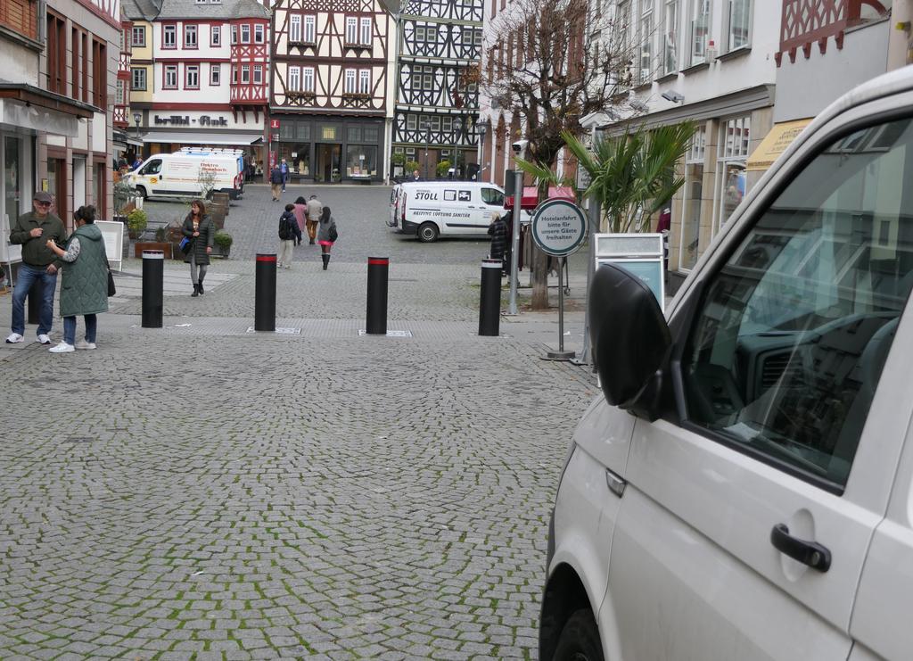  Das Zufahrtschutzkonzept mit Polleranlagen soll im nächsten Jahr fortgeführt werden, Plötze, Bischofsplatz und Domplatz sollen Schutzvorrichtungen erhalten. 