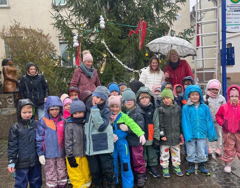 Tannenbaum schmücken der Kita-Vorschulkinder