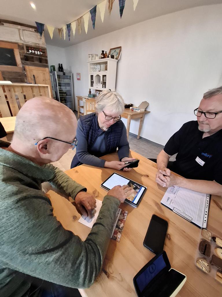  Das Erklär-Café findet nun auch in Lindenholzhausen statt. Die Digital-Lotsen bringen vor Ort die Nutzung von digitalen Geräten näher und stehen für Fragen rund um die Technik zur Verfügung. 