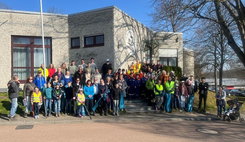 Über 80 Eltern, Kinder, Feuerwehrkameraden, Kirmesburschen und Mitglieder des Verschönerungsvereins Lindenholzhausen und des Ortsbeirats haben wieder zusammen die Umwelt gesäubert