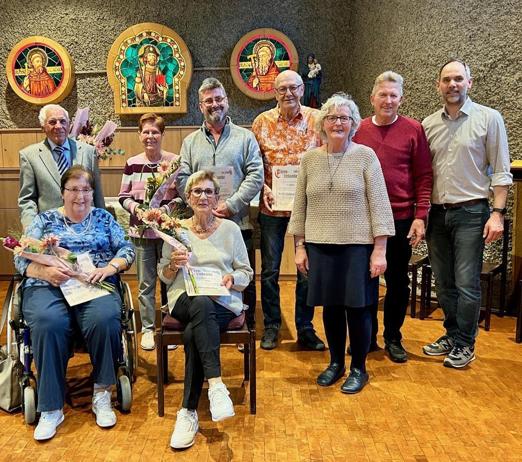  Für langjährige Mitgliedschaft geehrte Anwesende jeweils von Links: vorne sitzend Inge Neunzerling und Lydia Jung. In der hinteren Reihe Franz Zeidler, Rita Zimmermann, Markus Hilfrich, Christoph Dick, Anita Kloft (Leitungsteam), Alfred Sesterhenn und Marcus Schmaus (Leitungsteam). 