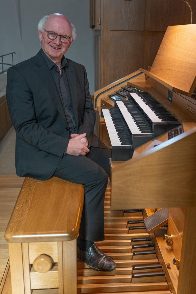  Frank Sittel an der Orgel in der Limburger Pallottinerkirche. 