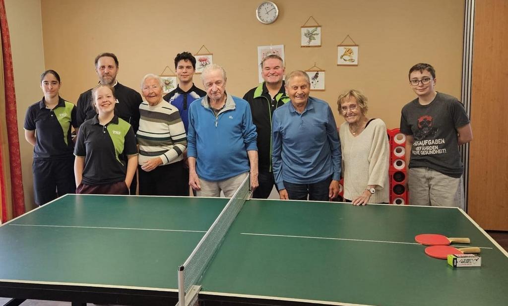  Jugendliche und Betreuer des TTC sowie einige Bewohner und Bewohnerinnen an dem vom TTC gespendeten Tischtennistisch 