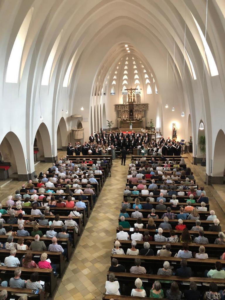  Frank Sittel (Orgel), das Ensemble Vocals Grils und der Männerchor Harmonie Lindenholzhausen unter der künstlerischen Leitung von Dorothee Laux und Jürgen Faßbender musizierten in der Reihe „Orgel plus“ in der Limburger Pallottinerkirche. 